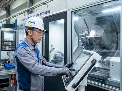 [첨단 CNC 가공 설비 이미지]