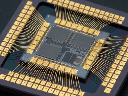 [초정밀 반도체 부품 이미지]